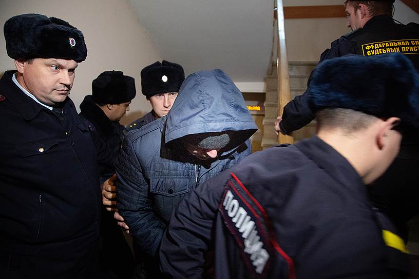 Бывший сотрудник полиции Эдуард Матвеев (в центре)