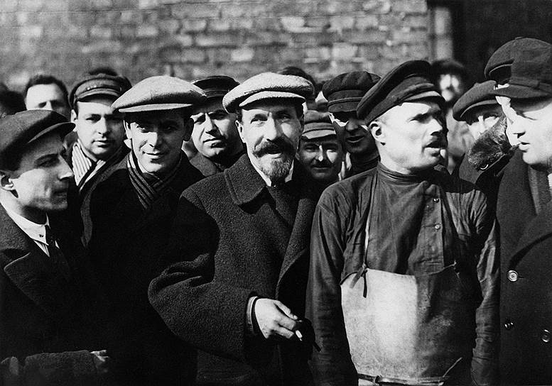 Рабочие даже не подозревали, во что обходится лечение главы советского правительства Рыкова (на фото — в центре, с бородкой) капиталистической медициной