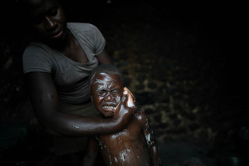 Букан Фердинанд, Гаити. Женщина купает своего сына