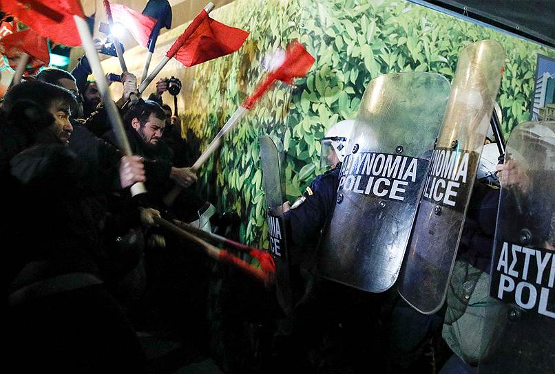 Афины, Греция. Столкновения полиции с протестующими против визита в страну канцлера Германии Ангелы Меркель