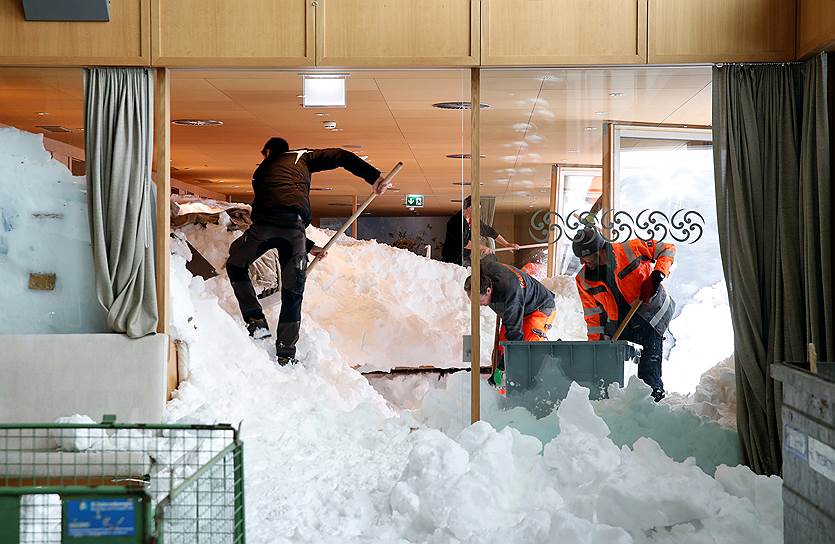 Швегальп, Швейцария. Рабочие выгребают снег из ресторана после схода лавины