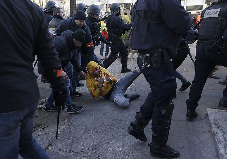 Задержания протестующих в Марселе. 