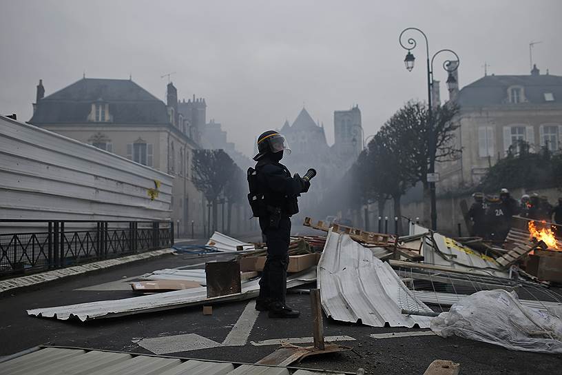 Французская полиция разбирает баррикаду во время демонстрации в Бурже.