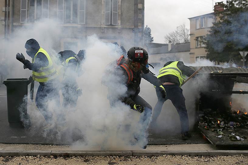 Столкновения с полицией в Бурже. 