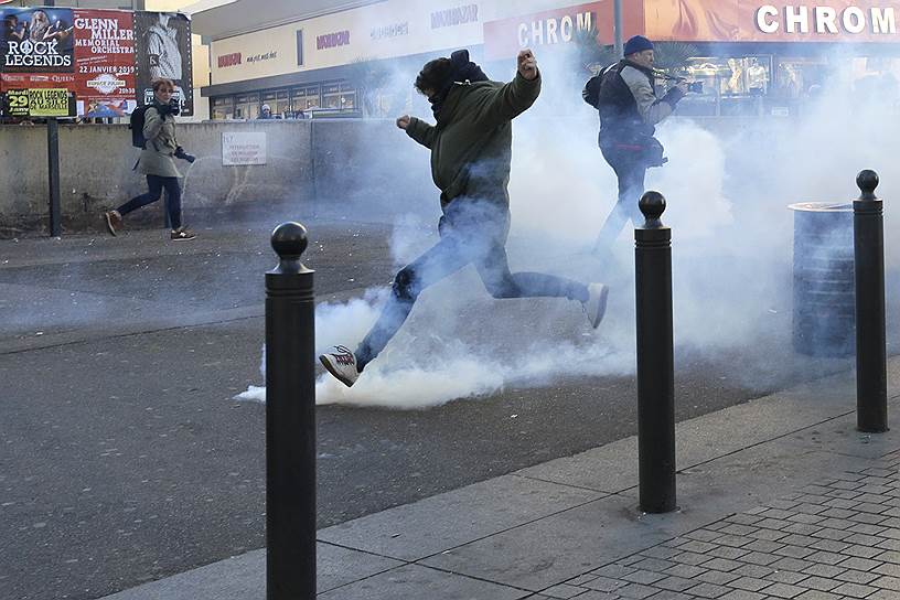 Разгон демонстрации в Марселе. 