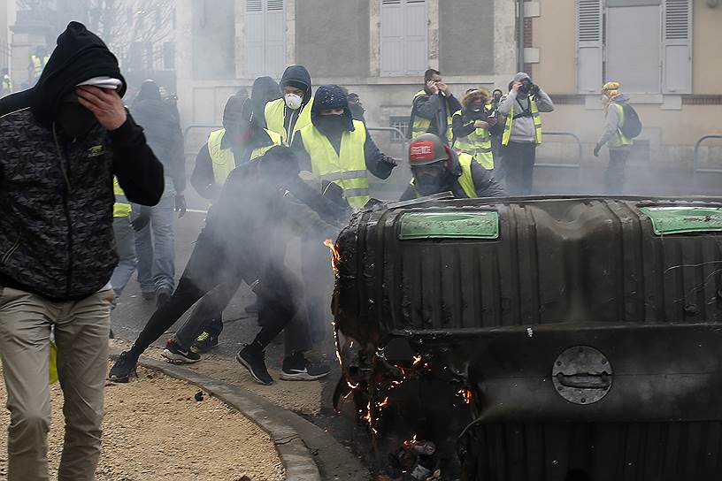 Демонстранты в облаке слезоточивого газа в Бурже.
