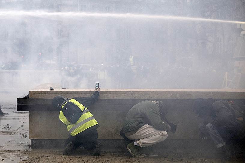 Применение водометов во время столкновений у Триумфальной арки в Париже.