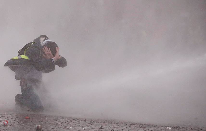 Полиция использует водяную пушку во время демонстрации в Париже