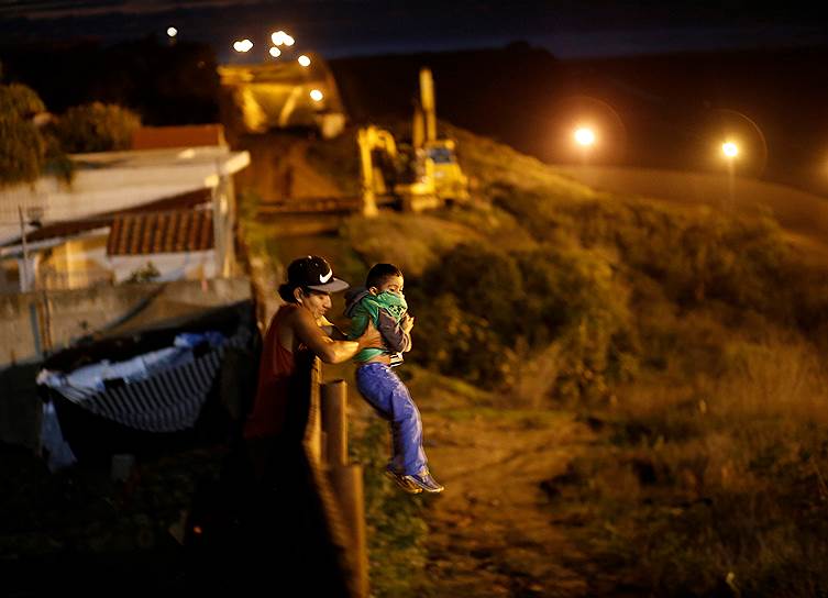 Тихуана, Мексика. Мигранты из Гондураса пытаются нелегально пересечь границу с США