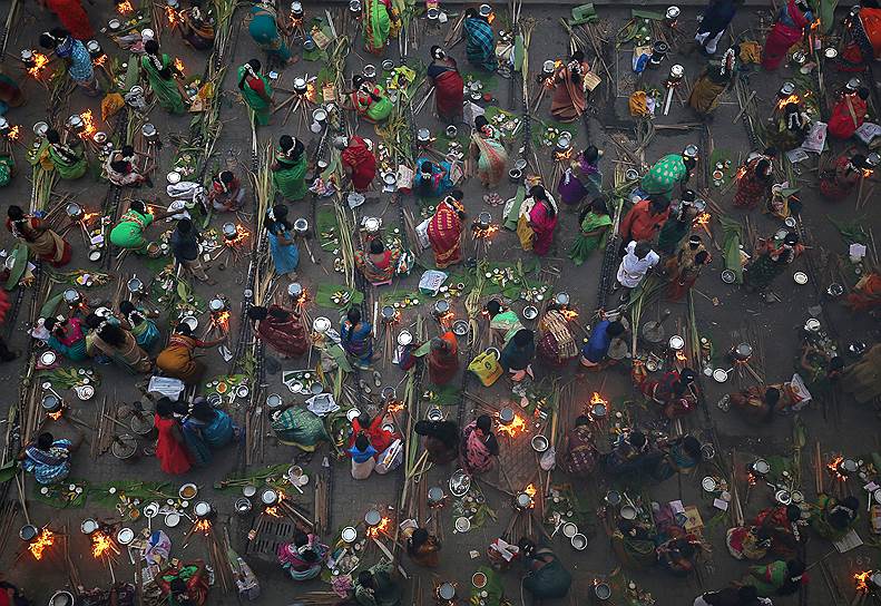 Мумбай, Индия. Верующие подготовили тарелки с рисом для ритуального подношения богу Солнца во время праздника урожая 