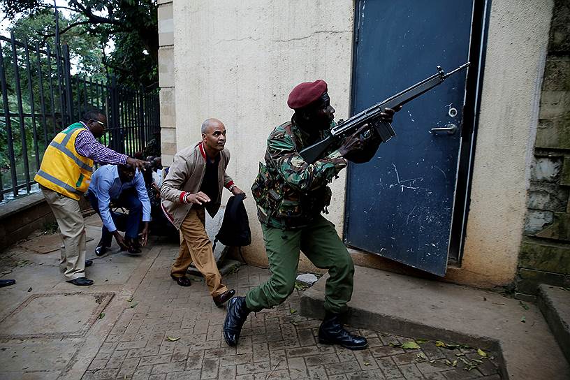 Найроби, Кения. Эвакуация на месте взрыва и стрельбы в районе отеля Dusit 
