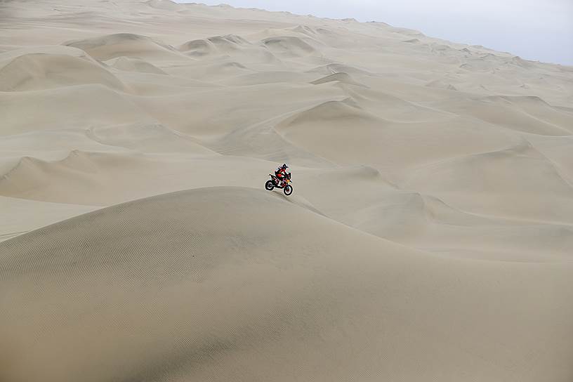 Перу. Заезд на мотоциклах во время этапа ралли «Дакар»