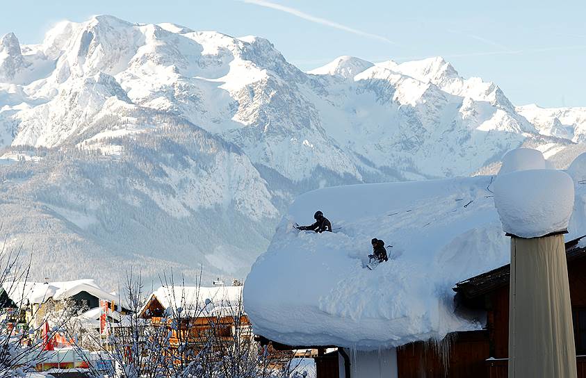 Верфенвенг, Австрия. Военнослужащие очищают крышу после сильного снегопада 