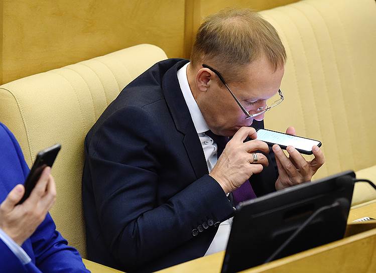 Член комитета ГД России по безопасности и противодействию коррупции Андрей Луговой во время заседания