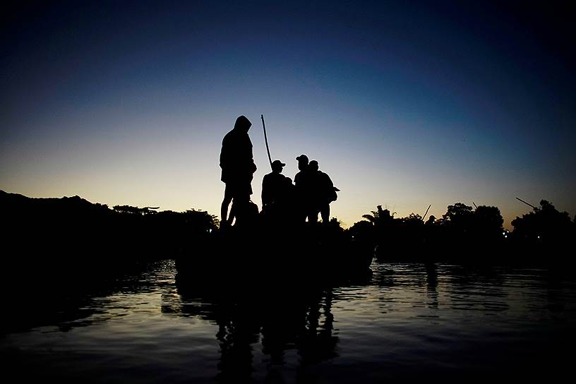 Сьюдад-Идальго, Мексика. Мигранты из Гондураса пересекают реку Сучиате, протекающую вдоль мексикано-гватемальской границы