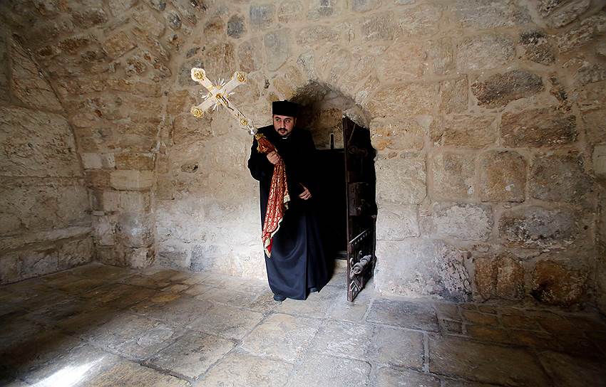 Вифлеем, Палестина. Священнослужитель в православной Базилике Рождества Христова