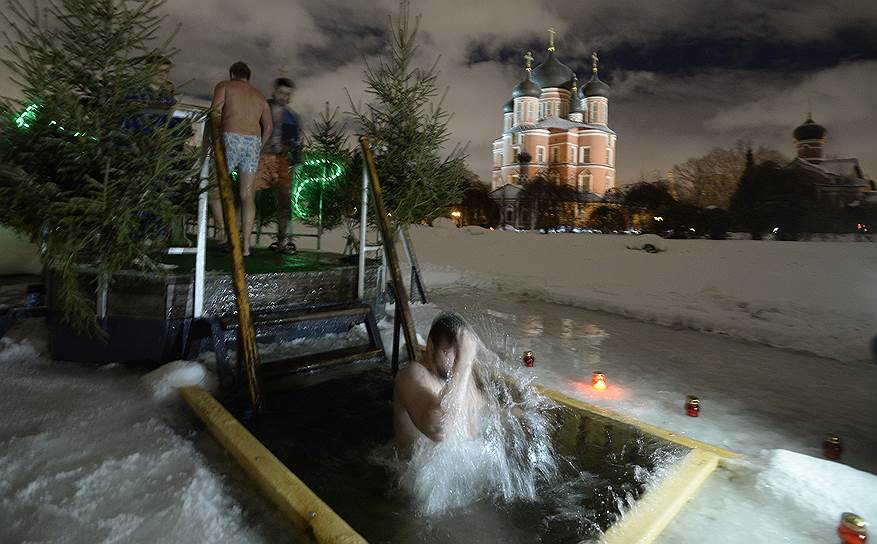 Крещенские купания на территории Даниловского монастыря в Москве