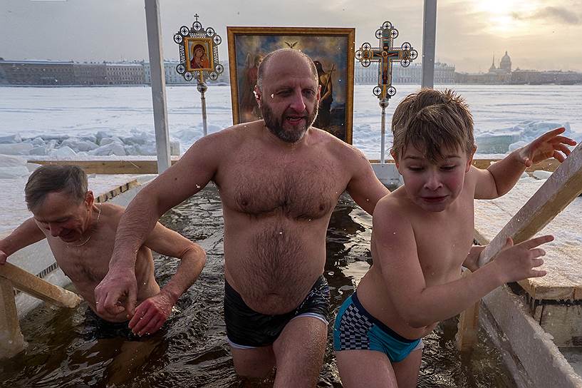 Крещенские купания в акватории Невы у Петропавловской крепости