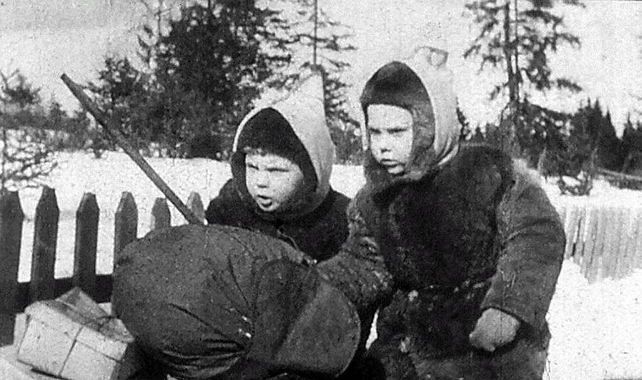 Чук и Гек с раннего детства знают фамилию наркома обороны Ворошилова (кадр из фильма «Чук и Гек», 1953 год)