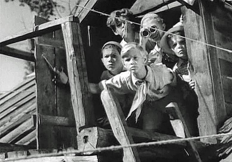 Тимур Гараев и его команда подали пример всем советским пионерам – помогать семьям красноармейцев (кадр из фильма «Тимур и его команда», 1940 год)