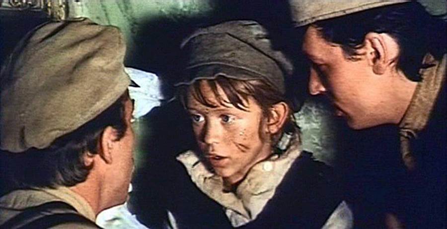  В «Р. В. С.» главные герои –друзья-мальчишки, помогающие раненому красноармейцу (кадр из фильма «Р. В. С.», 1977 год)