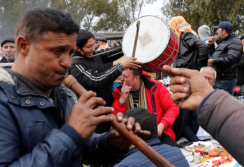 Сельчук, Турция. Музыканты играют на ежегодном фестивале верблюжьих боев