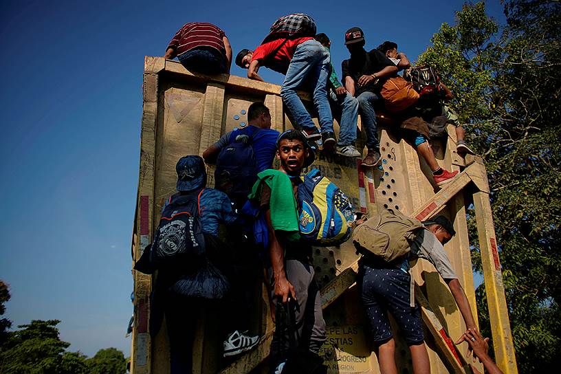 Уистла, Мексика. Мигранты, направляющиеся в США, на грузовике с сахарным тростником