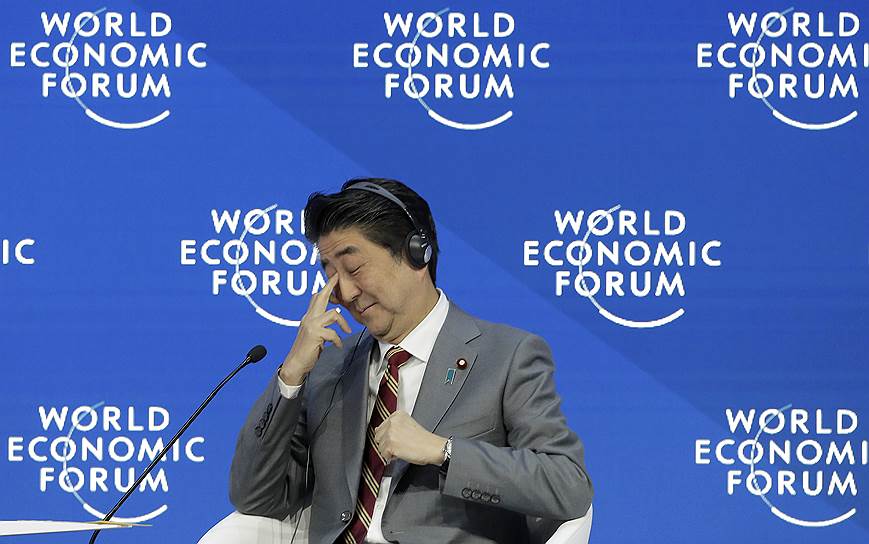 Премьер-министр Японии Синдзо Абэ слушает обращение основателя Всемирного экономического форума Клауса Шваба