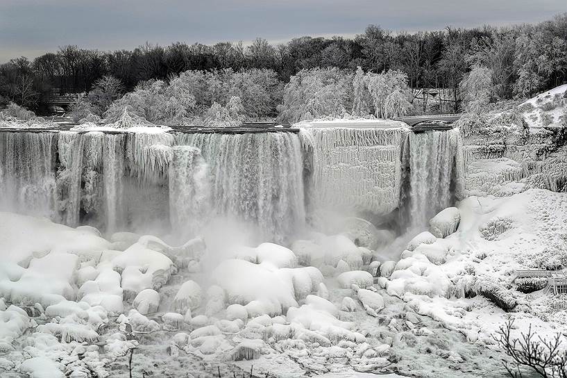 Ниагарский водопад, находящийся на границе США и Канады, частично замерз после двадцатиградусных морозов