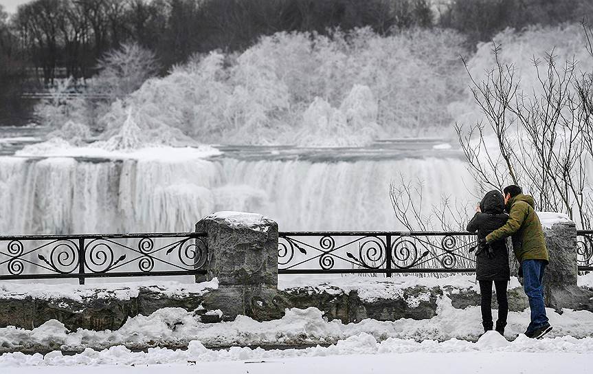 Местные жители наблюдают частичное замерзание водопада почти каждый год
