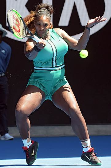 Мельбурн, Австралия. Теннисистка Серена Уильямс (США) во время матча с  Каролиной Плишковой (Чехия) на турнире Australian Open
