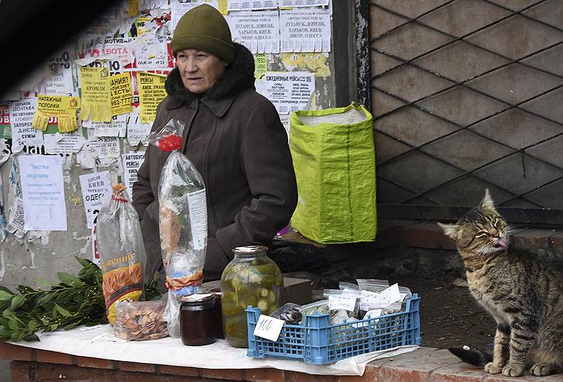 Ялта, Крым. Женщина торгует домашними заготовками на улице