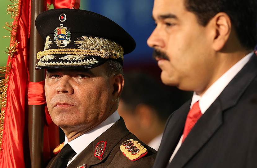 Министр обороны Венесуэлы Владимир Падрино Лопес (слева) и президент Венесуэлы Николас Мадуро
