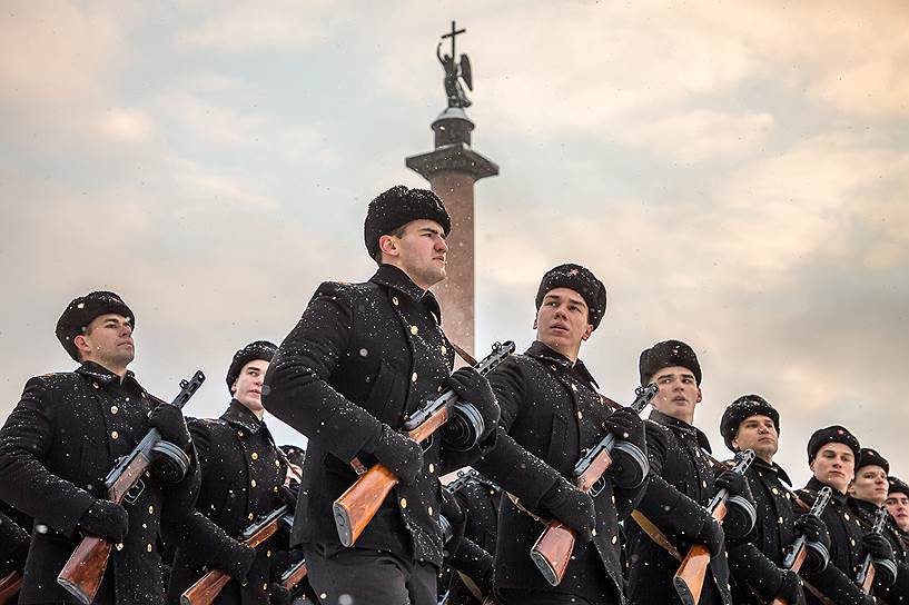 Дворцовая площадь, Санкт-Петербург. Репетиция парада в честь 75-й годовщины освобождения города от блокады 