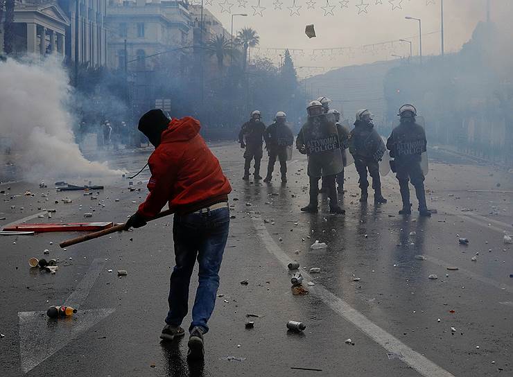 Столкновения с греческой полицией 