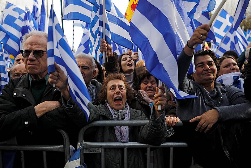 Протестующие с греческими флагами выступают против Преспанского соглашения, в поддержку которого высказались 153 парламентария