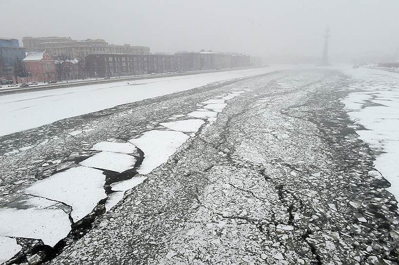 Вид на Москву-реку с Крымского моста