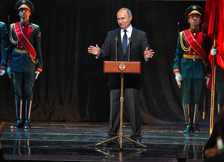 Президент России Владимир Путин (в центре) перед началом торжественного спектакля-концерта в Большом концертном зале «Октябрьский»