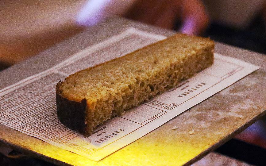 Блокадные 125 граммов хлеба и продуктовая карточка в экспозиции выставочного комплекса патриотического объединения «Ленрезерв»