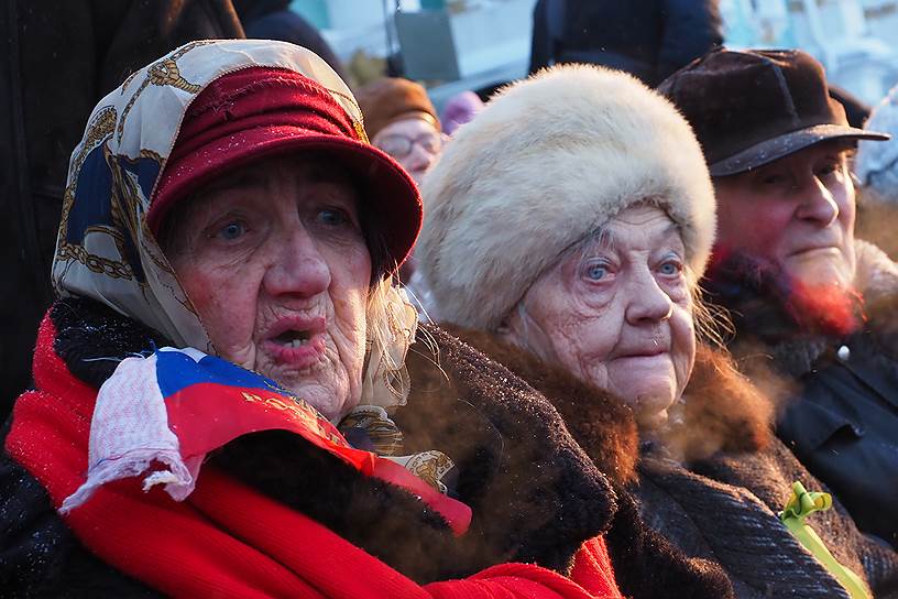 Зрители на параде в честь 75-й годовщины полного освобождения Ленинграда от блокады