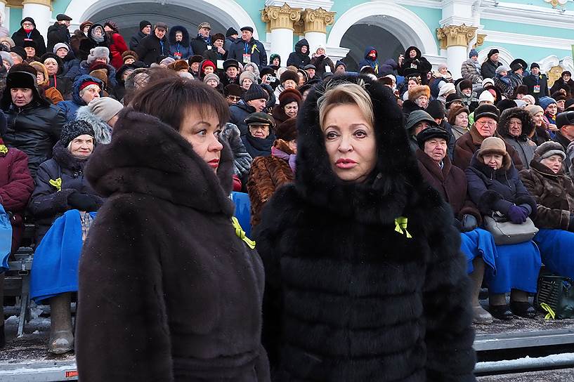 Спикер Совета федерации Валентина Матвиенко (справа) на параде в честь 75-й годовщины полного освобождения Ленинграда от блокады