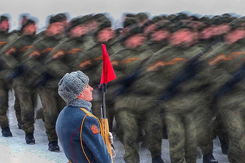 В параде приняли участие военнослужащие и учащиеся военных учебных заведений расположенных на территории Санкт-Петербургского гарнизона, а также военной полиции, Росгвардии, МЧС, военнослужащие отдельного комендантского Преображенского полка