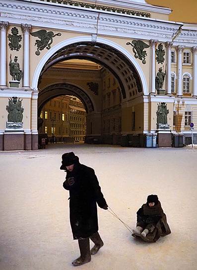 На Дворцовой площади была представлена хроника блокадного Ленинграда. Участники театрализованного представления разворачивали зенитные пушки, включали прожекторы и сирены  