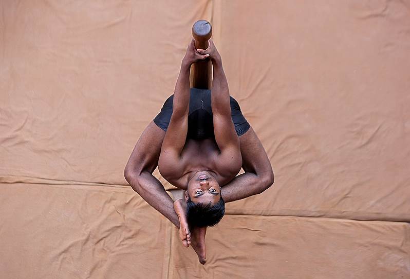 Ахмадабад, Индия. Местный житель выполняет гимнастические упражнения с элементами йоги