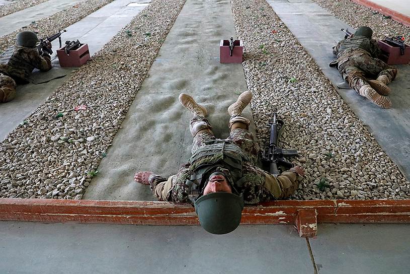 Кабул, Афганистан. Афганские военные в тренировочном центре 
