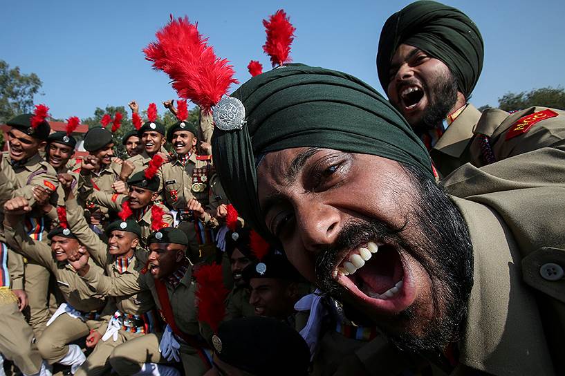 Чандигарх, Индия. Военнослужащие Национального  кадетского корпуса отмечают второе место на конкурсе лучшего парада в честь Дня республики
