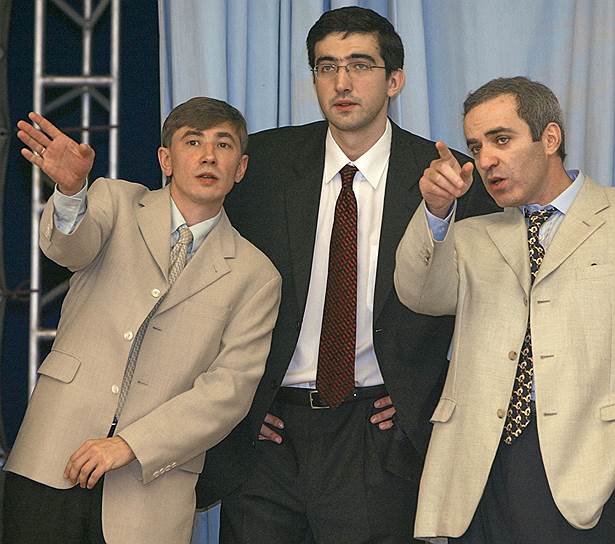 В 2000 году Гарри Каспаров (на фото справа) должен был проводить защиту титула, однако от матчей с россиянином отказались Широв и Ананд. В результате Каспаров предложил стать своим соперником Владимиру Крамнику (в центре), тот согласился
