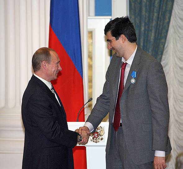 В 2014 году на турнире претендентов в Ханты-Мансийске Крамник стал третьим
На фото: Владимир Крамник с президентом РФ Владимиром Путиным