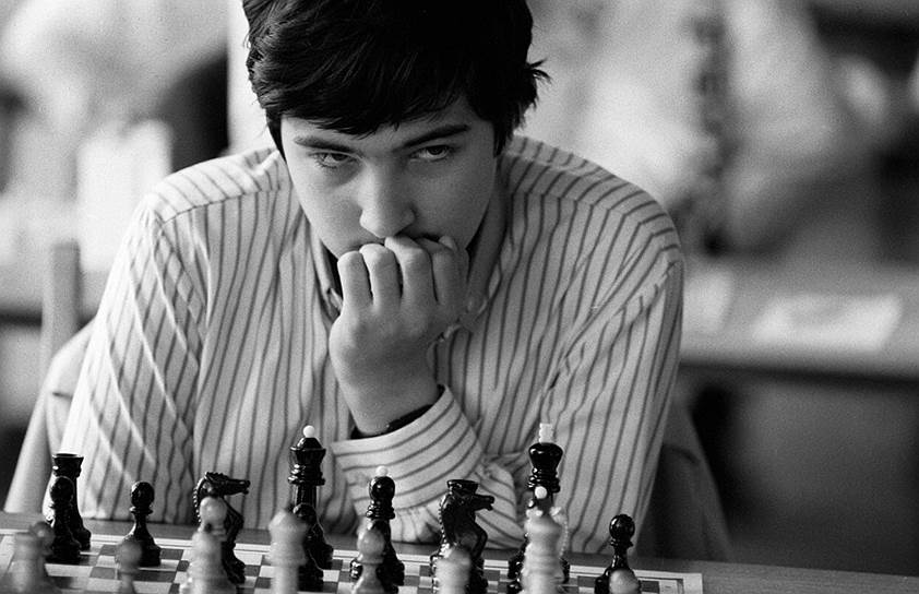 Крамник Владимир Борисович родился 25 июня 1975 года в Туапсе Краснодарского края. В шахматы его научил играть отец, в 9 лет мальчик стал чемпионом СССР среди юниоров, спустя два года выполнил норму кандидата в мастера спорта