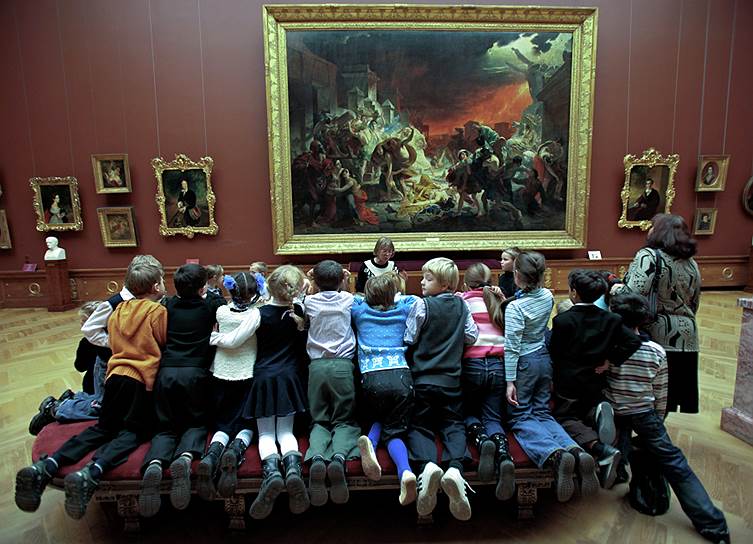 Российские музеи становятся более доступными для школьников и семей с детьми, но сидеть на полу перед картиной детям по-прежнему нельзя